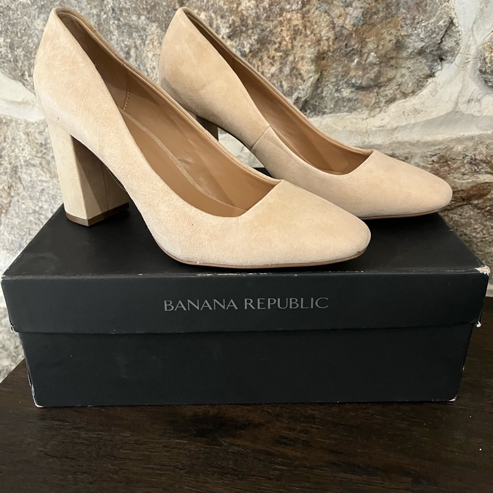 Banana Republic Women's Tan Suede Heels